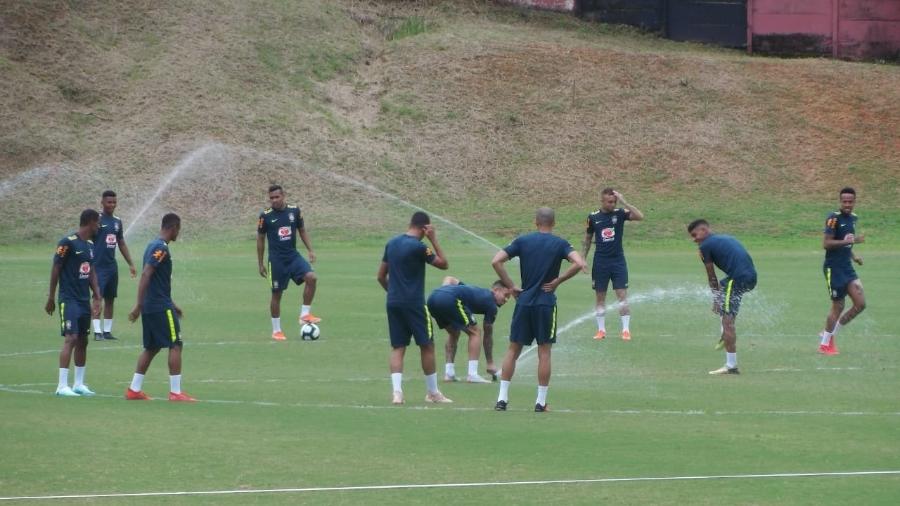 Gabriel Jesus usa sistema de irrigação para molhar jogadores da seleção brasileira - Gabriel Carneiro/UOL Esporte