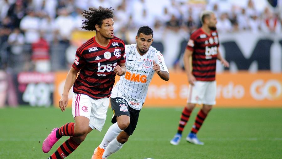 Willian Arão conduz a bola acompanhado pela marcação de Sornoza em Corinthians X Flamengo pelo Campeonato Brasileiro - Alan Morici/AGIF