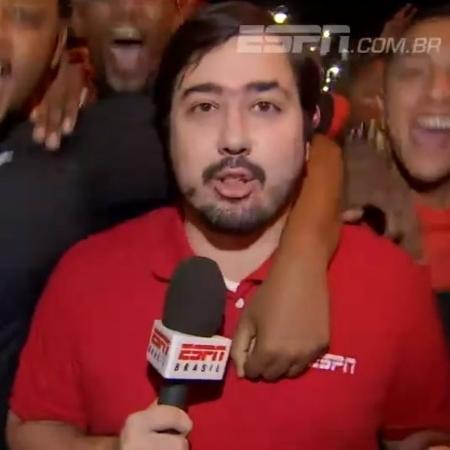 Repórter da ESPN é "engolido" por torcida flamenguista em boletim ao vivo - Reprodução/ESPN