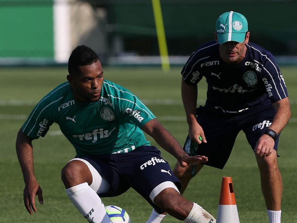 Sem estrear no Palmeiras, Angulo vive sonho olímpico na seleção