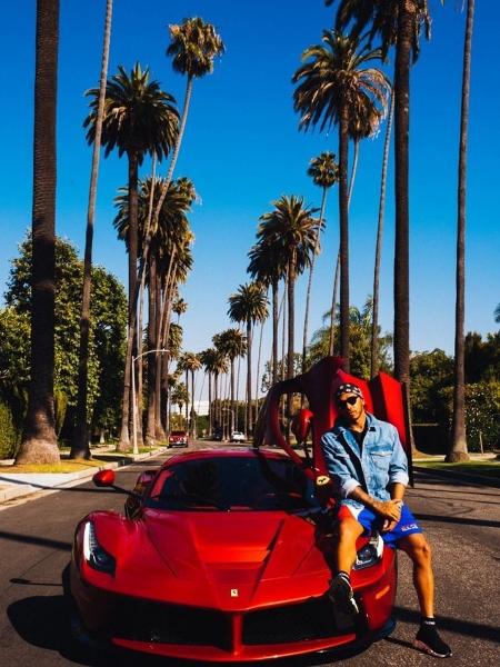 Hamilton publicou foto ao lado de Ferrari - Reprodução/Instagram