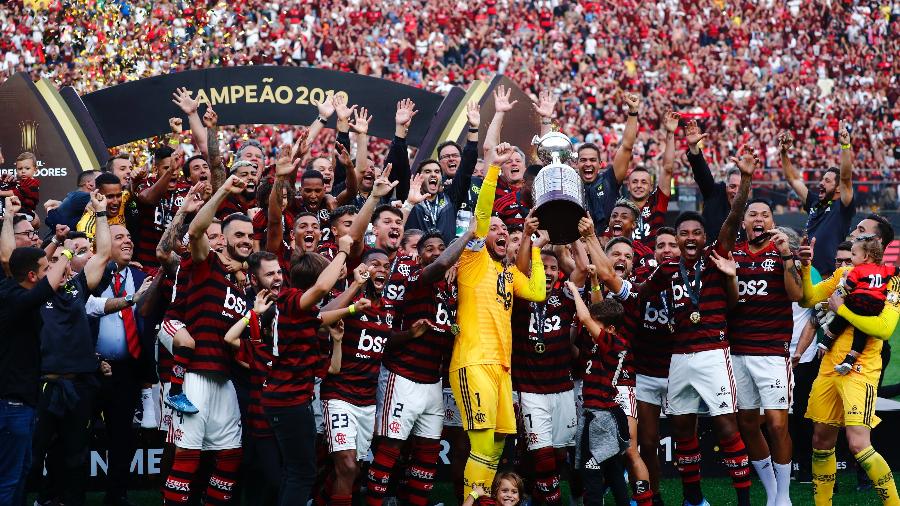 Flamengo ergue em Lima a taça de campeão da Copa Libertadores da América 2019 - Marcos Brindicci/Jam Media/Getty Images