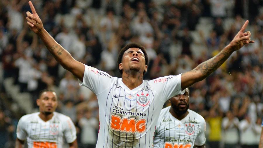Gustagol comemora ao abrir o placar para o Corinthians contra o Avaí, no último jogo na Arena - Bruno Ulivieri/AGIF