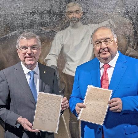 Thomas Bach e Alisher Usmanov com manuscrito do barão de Coubertin - IOC / GREG MARTIN