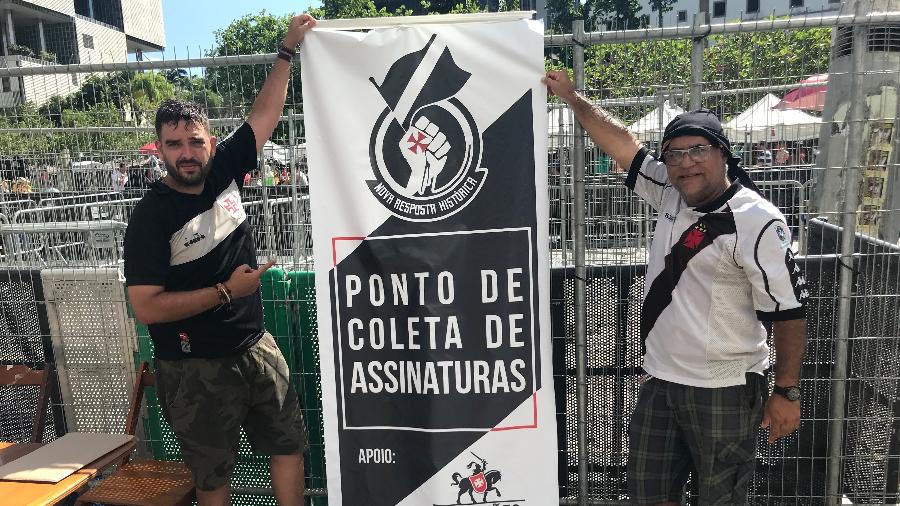Integrantes do grupo "Guardiões da Colina" recolheram assinaturas de sócios do Vasco no Centro do Rio - Bruno Braz / UOL Esporte