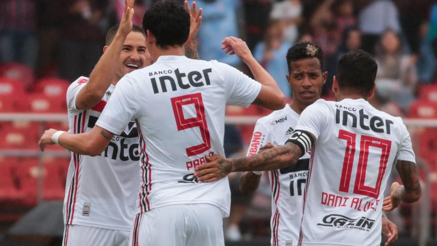 Jogadores do São Paulo comemoram gol de Alexandre Pato contra a Ponte Preta pelo Paulistão - Marcello Zambrana/AGIF