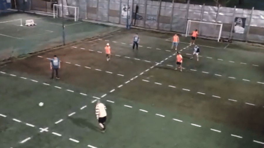 "Pebolim humano" na Argentina para driblar isolamento social e jogar futebol - Reprodução