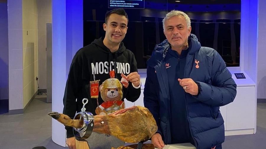 Reguilón e Mourinho posaram para foto saboreando pedaços de jamón, tradicional presunto espanhol - Reprodução/Instagram