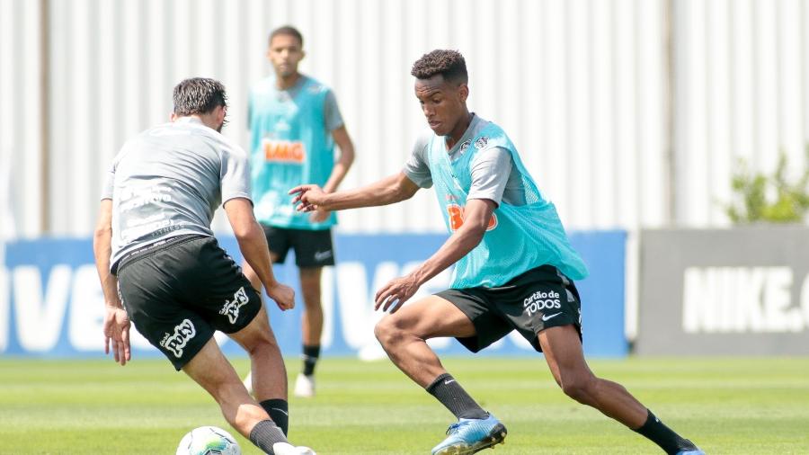 Cauê em treino do profissional do Corinthians em 2020; centroavante disputa bola com Bruno Méndez - Rodrigo Coca/ Agência Corinthians