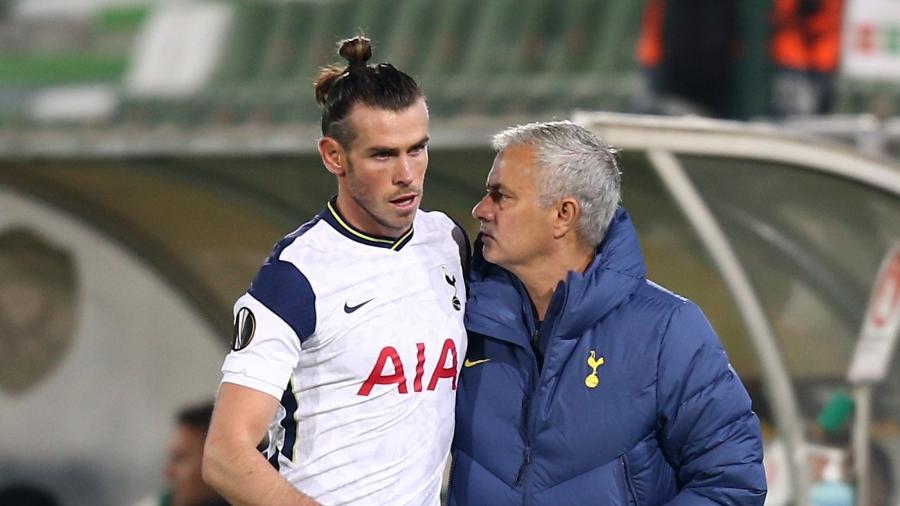 Gareth Bale e José Mourinho, durante jogo do Tottenham - REUTERS/Stoyan Nenov