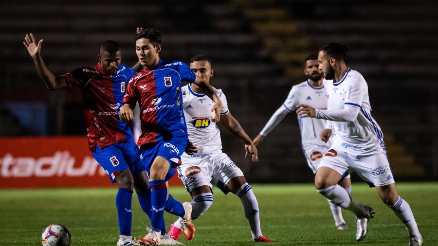 Paraná, já rebaixado, e Cruzeiro, que se mantém na Série B, fizeram um jogo abaixo da crítica no Durival Britto - Bruno Haddad/Cruzeiro