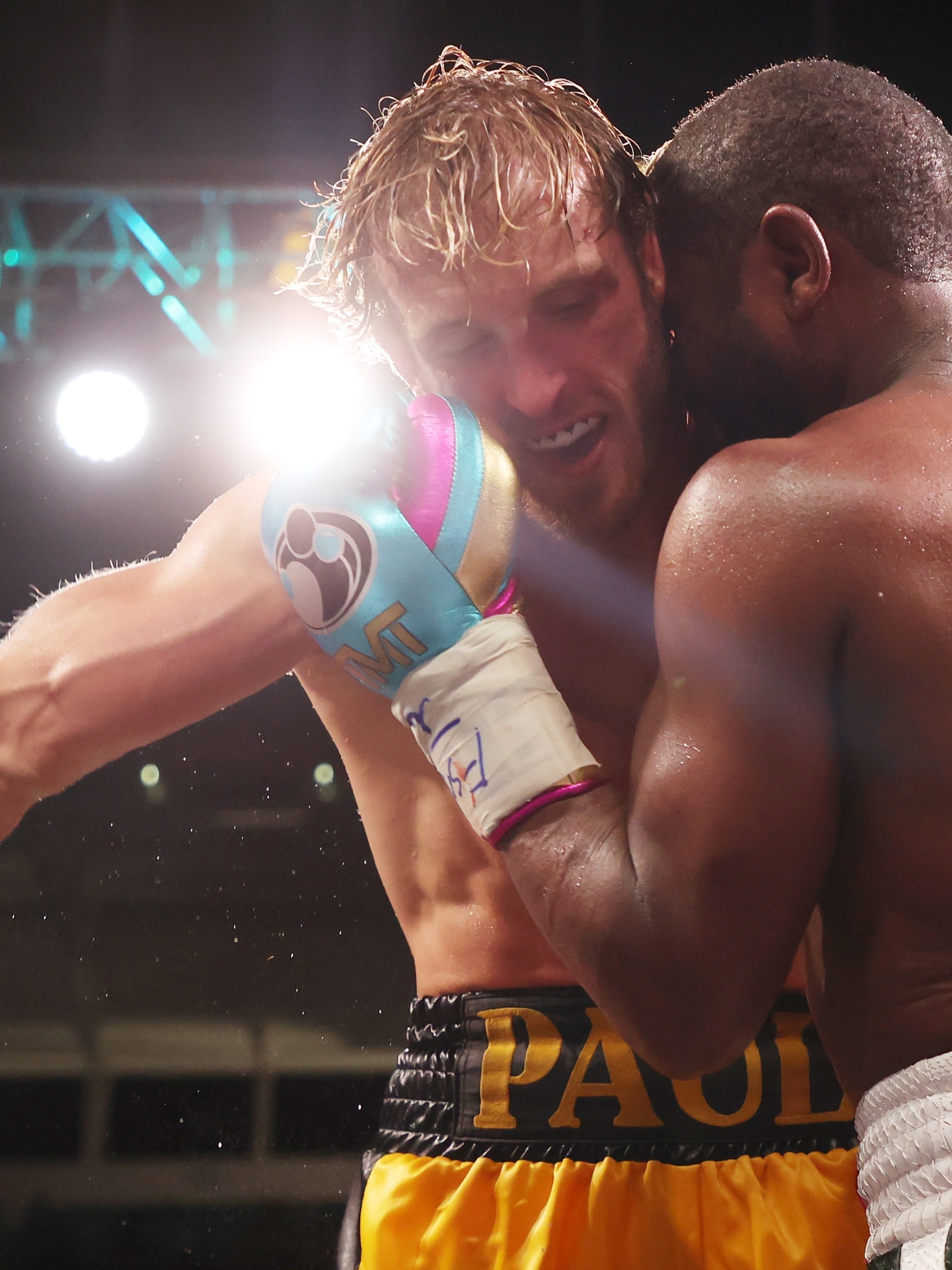 Floyd Mayweather domina Logan Paul, mas luta termina sem vencedor