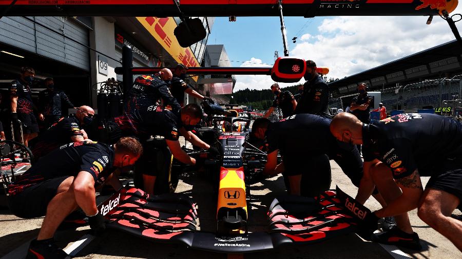 Erros em pit stop são um dos sinais de que times da F1 estão trabalhando no limite - Mark Thompson/Getty Images