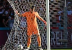 Goleiro da Espanha erra domínio e leva gol bizarro na Eurocopa - Martin Rose - UEFA/UEFA via Getty Images