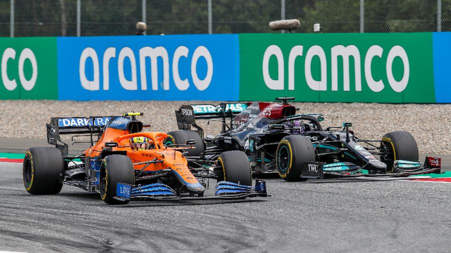 Lando Norris se defende do ataque de Lewis Hamilton durante o GP da Áustria - McLaren/Divulgação