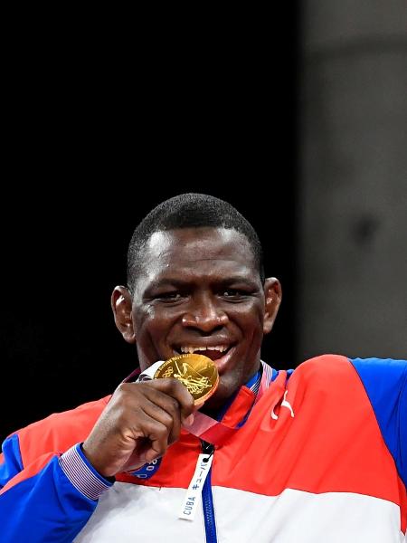 O cubano Mijain Lopez exibe a medalha de ouro conquistada em Tóquio 2020 - REUTERS/Piroschka Van De Wouw