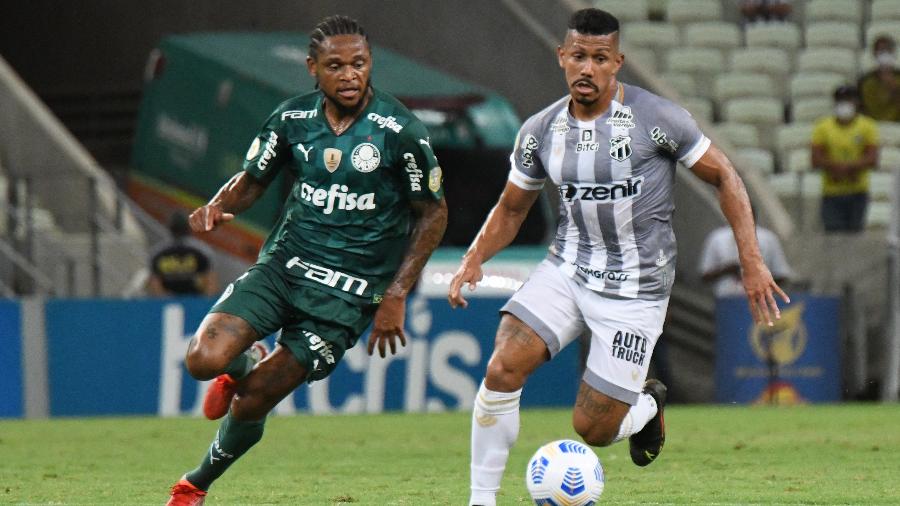 Fernando Sobral, jogador do Ceará, disputa lance com Luiz Adriano, jogador do Palmeiras  - Kely Pereira/AGIF