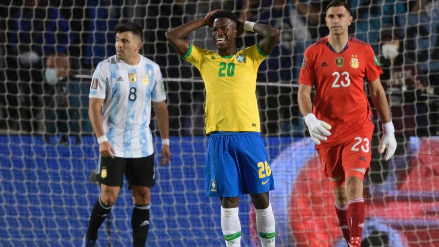Vinícius Júnior lamenta chance perdida pelo Brasil contra a Argentina nas Eliminatórias - Juan Mabromata/AFP