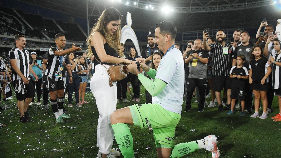 Gatito Fernandez pede a namorada em casamento na despedida do Botafogo da Série B - ALEXANDRE DURÃO/CÓDIGO19/ESTADÃO CONTEÚDO