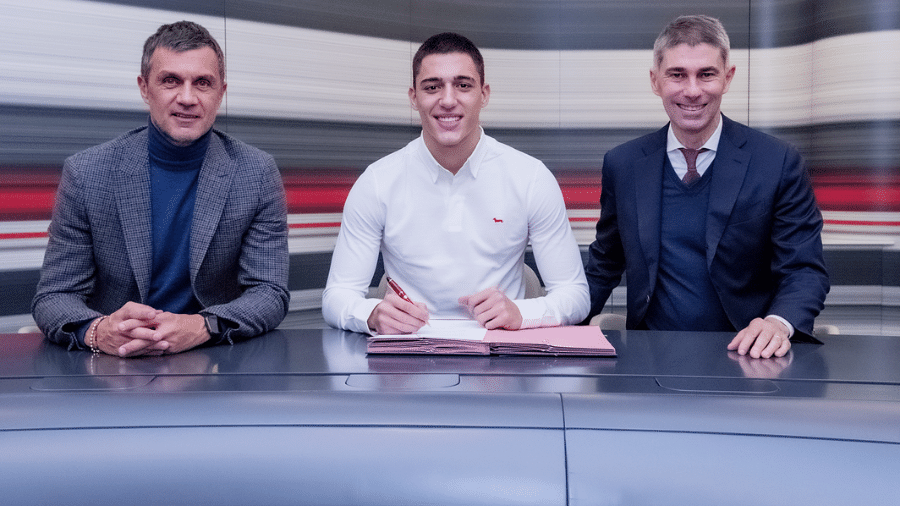 Marko Lazetic assinou contrato e é o novo atacante do Milan - Divulgação/Milan