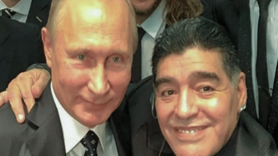 Diego Maradona envolve o pescoço de Vladimir Putin para tirar uma selfie - Reprodução Instagram