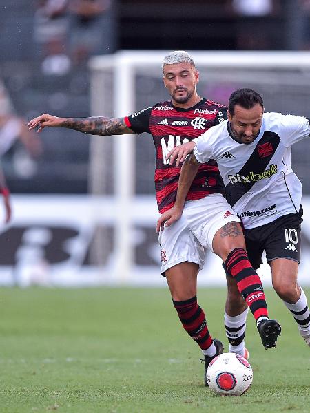 De Arrascaeta, jogador do Flamengo, disputa lance com Nenê, do Vasco, durante partida no estádio Engenhao pelo campeonato Carioca 2022.  - Thiago Ribeiro/AGIF