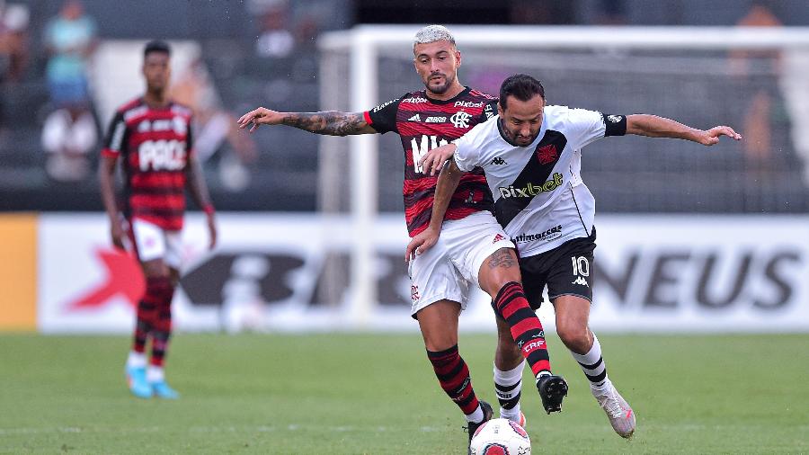De Arrascaeta, jogador do Flamengo, disputa lance com Nenê, do Vasco, durante partida no estádio Engenhao pelo campeonato Carioca 2022.  - Thiago Ribeiro/AGIF