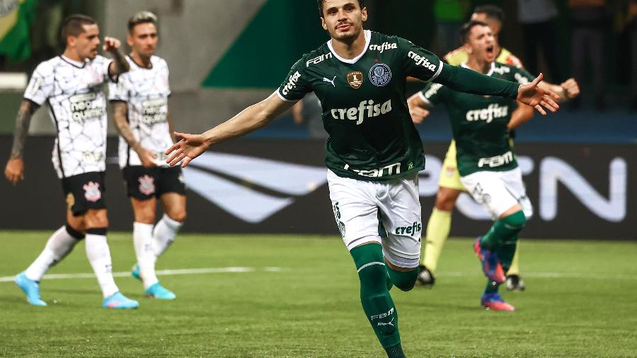 Raphael Veiga, do Palmeiras, comemora gol durante partida contra o Corinthians no Allianz Parque  - Marcello Zambrana/ AGIF