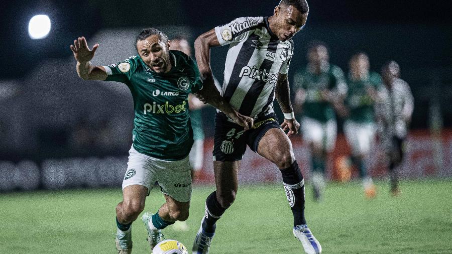 Apodi jogador do Goias disputa lance com Lucas Pires jogador do Santos durante partida no estadio Serrinha pelo campeonato Brasileiro A 2022.  - Heber Gomes/AGIF