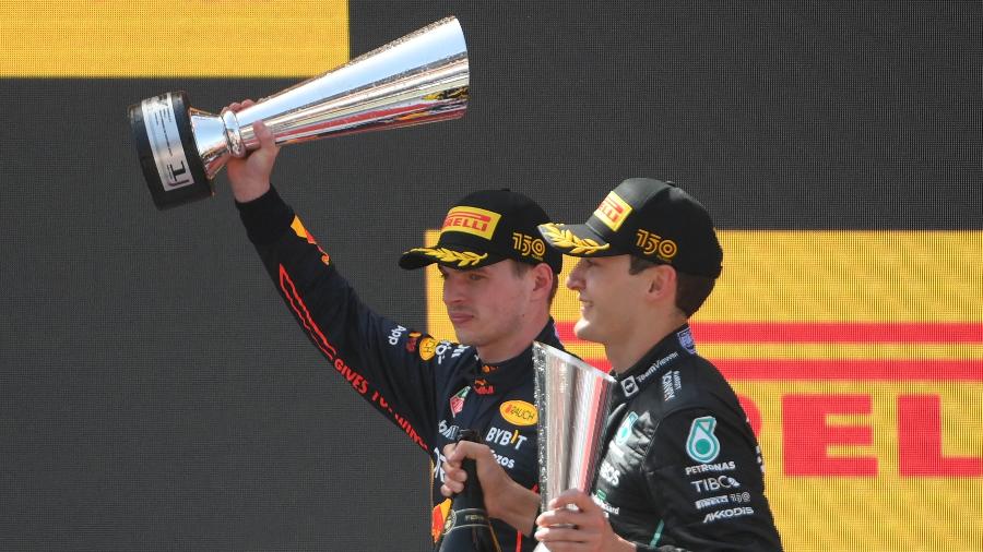 Max Verstappen comemora a vitória no GP da Espanha com o troféu - LLUIS GENE/AFP