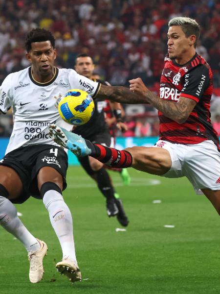 Gil e Pedro disputam a bola na 1ª final da Copa do Brasil, entre Corinthians e Fla - Marcello Zambrana/AGIF