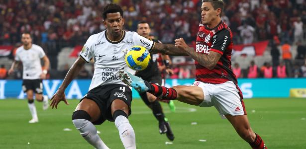 Gil e Pedro disputam a bola na final da Copa do Brasil