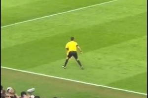 Copa: bandeirinha corre dentro do gramado em jogo da argentina