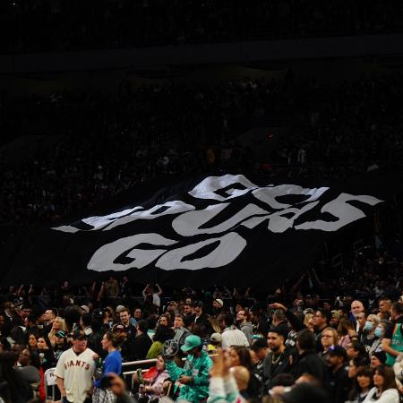 O Alamodome recebeu mais de 68 mil pessoas, novo recorde da NBA, na derrota dos Spurs para os Warriors - Reprodução/Twitter/@spurs