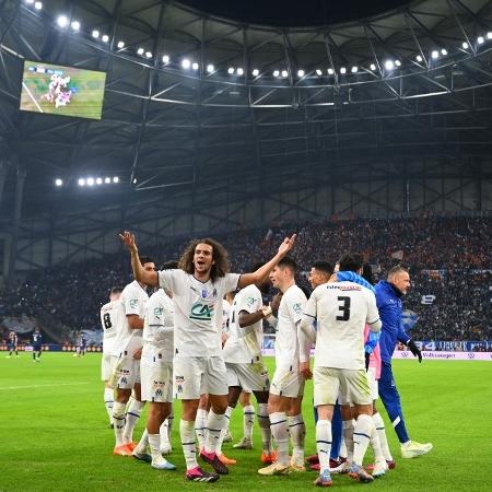 Jogadores do Olympique de Marselha comemoram gols sobre PSG na Copa da França - NICOLAS TUCAT / AFP
