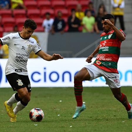 Jogadores de Corinthians e Portuguesa disputam lance em partida do Paulista - Mateus Bonomi/AGIF