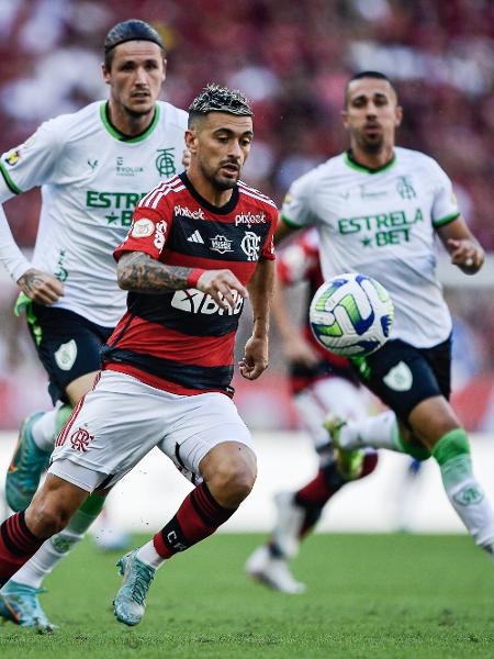 Arrascaeta, do Flamengo, em ação contra o América-MG, pelo Brasileirão