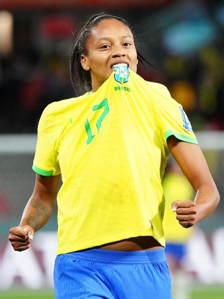 Ary Borges festeja o gol da seleção brasileira feminina