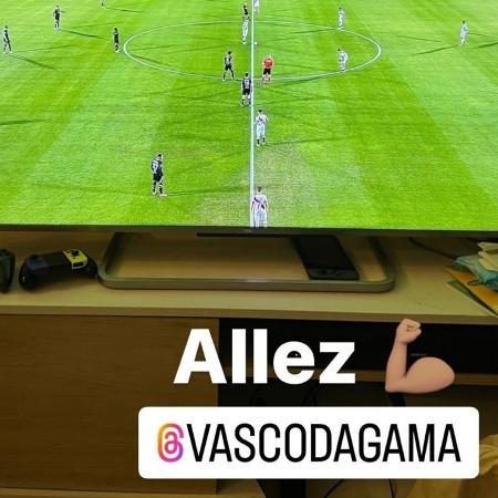 Payet posta foto assistindo pela TV ao jogo do Vasco contra o Bragantino, pelo Brasileirão