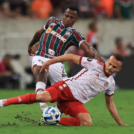 Arias e Renê disputam a bola em Fluminense x Inter, partida da Libertadores