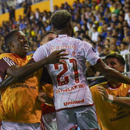 Wesley, do Inter, comemora seu gol contra o Delfín, pela Sul-Americana