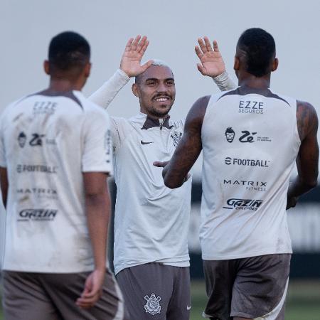 Matheuzinho e Raul Gustavo comemoram gol marcado pelo Corinthians em jogo-treino contra o União São José