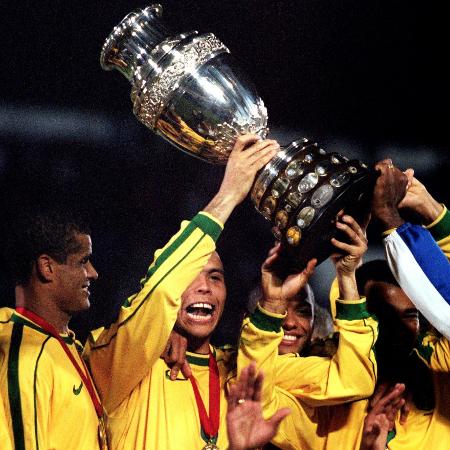 Ronaldo e Rivaldo comemoram título da seleção brasileira na Copa América de 1999