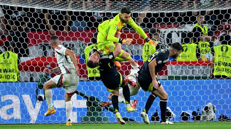 Gunn, goleiro da Escócia, e Barnabas Varga, da Hungria, se chocam durante jogo entre as seleções pela Eurocopa