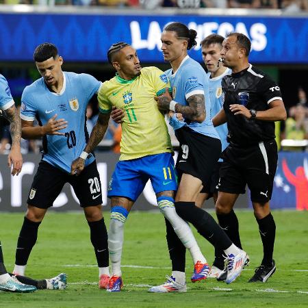 Jogadores de Brasil e Uruguai discutem durante jogo da Copa América