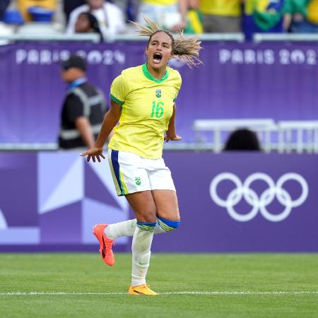 Gabi Nunes comemora gol da seleção brasileira feminina contra a Nigéria nas Olimpíadas