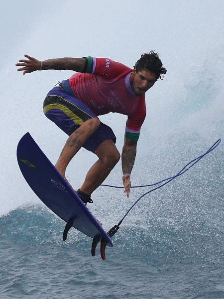 Gabriel Medina em ação contra Kanoa Igarashi, do Japão, em etapa de surfe das Olimpíadas