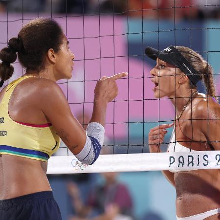 Ana Patrícia e Brandie discutem durante Brasil x Canadá na final do vôlei de praia nas Olimpíadas