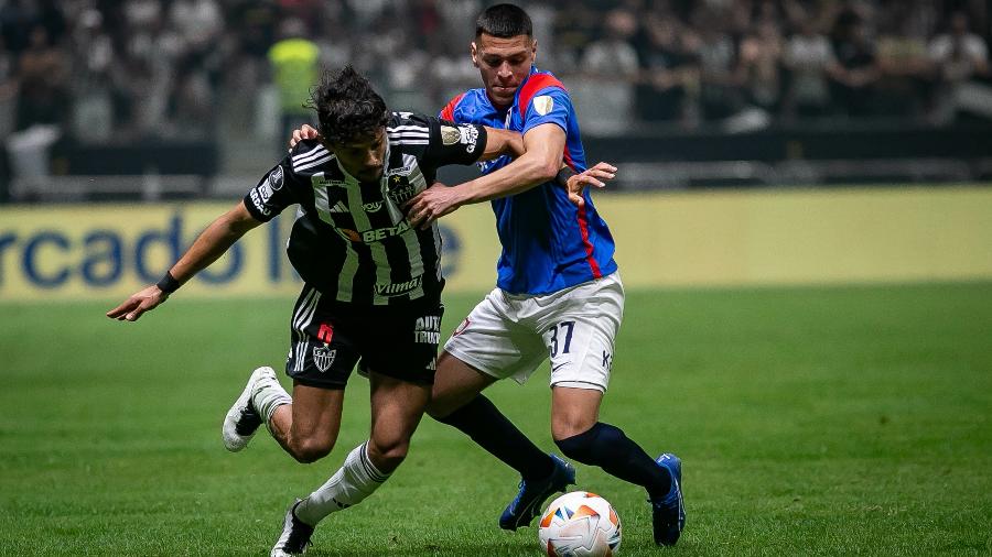 Gustavo Scarpa em ação durante jogo entre Atlético e San Lorenzo, pela Libertadores