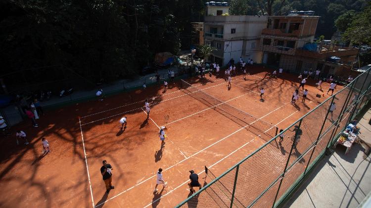 Rio Open entrega reforma de quadra de tênis da Rocinha